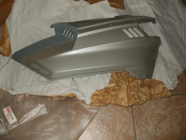 Yamaha XC125 Beluga Seitenverkleidung rechts Side Cover NEU 50W-21731-10-0Y Original Ersatzteil – MG-Teileshop